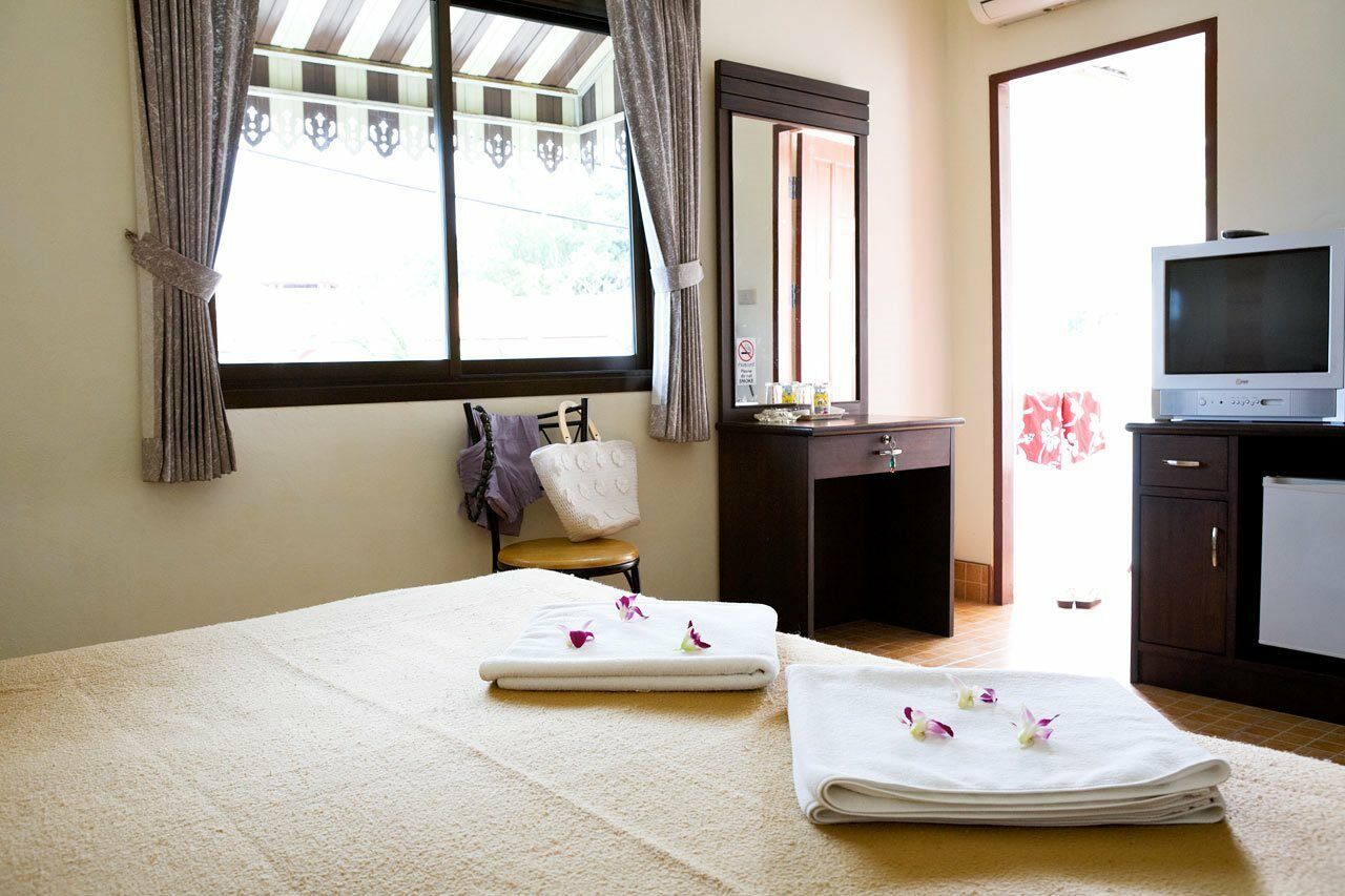 Anan House Hotel Phuket Bagian luar foto